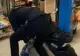 VIDEO Intervenție ca-n filme, un bărbat cu un cuțit, încătușat de "polițistul cool" din Sibiu
