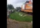VIDEO | Accident între un tren și o mașină. 4 oameni au ajuns la spital, printre care și un copil