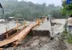 Cele 12 persoane care au rămas izolate de vineri seara pe o insulă, în Vrancea, au fost salvate de echipele de intervenţie VIDEO