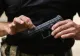 Consilier local italian, filmat în timp ce își ÎMPUȘCĂ partenerul de afaceri, lângă primărie