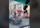 VIDEO Scandal URIAȘ în plină stradă, în Capitală. Ce a determinat-o pe o femeie să se urce pe mașinile oprite la semafor