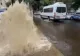 VIDEO "Fântână arteziană", apărută pe o stradă din Capitală, în urma unei avarii. Cum au reacționat oamenii