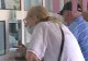 După o viață de muncă, pensionarii se împrumută ca să TRĂIASCĂ. Pe ce se duc banii