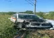 Ambulanță privată, lovită de un tren cu pasageri, în județul Caraș-Severin. Mașina s-a făcut praf