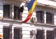 Protest la Înalta Curte: un bărbat s-a urcat pe fațada clădirii - Circulația a fost restricționată