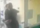 VIDEO ȘOCANT O mamă, lovită cu brutalitate, la ieșirea din bloc, chiar de față cu fetița sa 