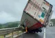 Un TIR plin cu cărucioare pentru cumpărături, răsturnat pe A1 - Trafic restricționat