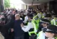 Confruntări violente între polițiști și mai mulți protestatari, la sediul BBC din Londra - VIDEO