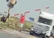 Imagini REVOLTĂTOARE la o trecere peste calea ferată: Șoferii au ridicat bariera cu mâinile pentru a trece