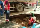 Crater URIAȘ în centrul Capitalei: Asfalt prăbușit sub mașina de salubrizare - Țevile de apă au cedat sub gretatea camionului
