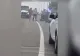 VIDEO | Tragedie evitată la timp de un polițist cu prezență de spirit, după ce o mașină a luat FOC în trafic