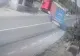 VIDEO | Un șofer de TIR din Galați a evitat o tragedie. A tras brusc de volan și a intrat într-un gard, pentru a salva viața unui pieton