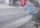 Șoferul de TIR care a evitat o tragedie în ultima clipă a fost felicitat de Poliția Română. VIDEO