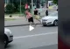 VIDEO – Numai în România poți să vezi așa ceva – Un bărbat își tractează singur mașina