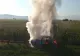 INCENDIU de proporții, în Sibiu. Mașină DISTRUSĂ de flăcări, pe câmp