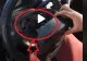 VIDEO – Ce a găsit mecanicul în volanul unui taximetrist – S-a apucat să-i repare mașina și a făcut descoperirea revoltătoare