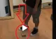 VIDEO – Ce a găsit sub podea – A călcat pe o bucată de parchet care s-a ridicat. Când a tras de ea, a făcut descoperirea