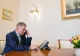 SURSE Plecat din țară, Klaus Iohannis dă ordine prin telefon pentru o alianță cu PSD