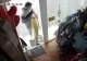 VIDEO | Un hoţ din Bârlad, surprins în timp ce fura hainele dintr-un magazin, cu tot cu manechin