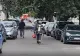 VIDEO Pompieri blocați la intervenție de taxiurile parcate haotic