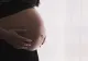 O femeie cu Covid a pierdut sarcina după ce medicii au pus-o să aştepte ore în șir într-o parcare