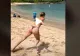 VIDEO – A vrut să se arunce în mare însă s-a făcut de râs în față tuturor turiștilor de pe plajă – Moment jenant