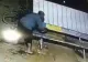 VIDEO | Un bărbat din Buzău, căutat de poliție după ce a stropit cu ulei ars o bancă 