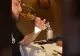 VIDEO – A vrut să impresioneze o fată la prima întâlnire și să se dea fin cunoscător de vinuri – Când să deguste din pahar, s-a întâmplat nenorocirea