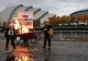 FOTO | Un protestatar deghizat în Boris Johnson a incendiat o barcă