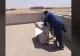 VIDEO – Ce se ascundea în aparatul de aer condiționat – A bătut de două ori în el, iar ce a ieșit din aparat a speriat tot blocul