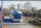 Un șofer inconștient a RUPT bariera de la o trecere de cale ferată. Poliția a luat MĂSURI  - Imagini VIDEO