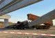 La un pas de o TRAGEDIE: Grinda unui pod de pe Drumul Expres Craiova-Piteşti s-a PRĂBUȘIT peste un camion. Cum se simte șoferul