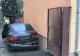 Accident bizar, în Arad: s-au trezit cu o mașină distrusă în curte. Detaliul care i-a șocat pe polițiști  