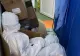 Imagine sfâșietoare - O asistentă se odihnește într-o cutie din spital pentru că este epuizată și nu mai sunt libere scaune sau paturi în unitatea medicală