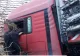 Trafic blocat pe DN7! Un TIR a intrat într-o casă: șoferul, încarcerat