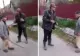 VIDEO | Un bătrân beat, bătut cu parul pe o stradă din Vaslui. Nimeni nu a intervenit