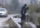 VIDEO Situație DRAMATICĂ într-o localitate din Dolj: Ziduri de ciment împiedică oamenii să iasă din curte