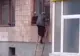 VIDEO Momente INEDITE în Ucraina: O bunicuță a ieșit pe geam cu SCARA de teama interfonului - Imaginile au devenit VIRALE