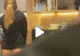 Părea că prietena lui își caută ceva în frigider. Când s-a apropiat și a văzut-o mai bine, a fost îngrozit