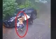 VIDEO – A cules câteva mere și a vrut să intre înapoi în mașină – Când a văzut ce era înăuntru, a luat-o la fugă țipând
