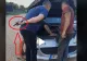 VIDEO – Mașina scotea un sunet ciudat și mecanicul și-a ieșit din minți pentru că nu înțelegea ce “bate” la motor – Farsă haioasă a unui român