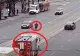 VIDEO - Gestul superb al unor pompieri - Au oprit circulația pentru a permite unei bătrâne să treacă strada