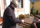 VIDEO | Primarul care se descurcă cum poate. A început să testeze singur localnicii cu simptome Covid-19