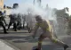 FOTO | Gaze lacrimogene şi tunuri cu apă împotriva pompierilor care protestau la Atena