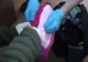 VIDEO | Prins în flagrant când încerca să trimită în Italia sute de bancnote de euro false, ascunse într-o pernă