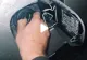 VIDEO – Trucul pe care cei mai mulți șoferi nu-l știu – Cum se alimentează corect mașină cu combustibil, fără să te murdărești