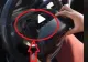 VIDEO – Ce a găsit mecanicul în volanul unui taxi – Descoperirea absolut revoltătoare l-a făcut să se enerveze la culme