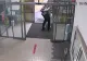 VIDEO | Scene șocante în Vaslui: Polițist local bătut crunt de un individ fără mască