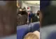 VIDEO | Momentul în care o pasageră lovește o stewardesă pentru că a fost rugată să poarte masca de protecție