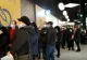 VIDEO | Coadă la vouchere. Zeci de oameni stau ore-n șir la rând pentru a primi bonurile de masă de 100 de lei